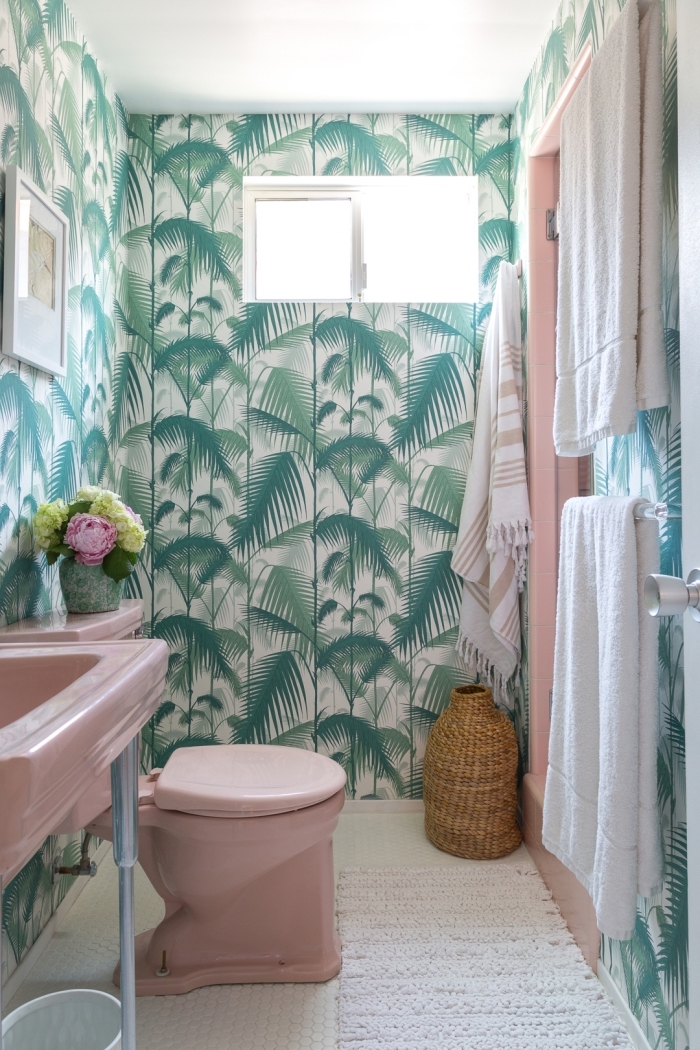 ambiance tropicale dans une salle de bain, idée decoration wc moderne avec papier peint tropical et objets roses