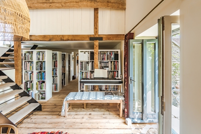 transformation grange en habitation, design intérieur style rustique avec meubles bois et blanc, modèle lampadaire jute de style balinais