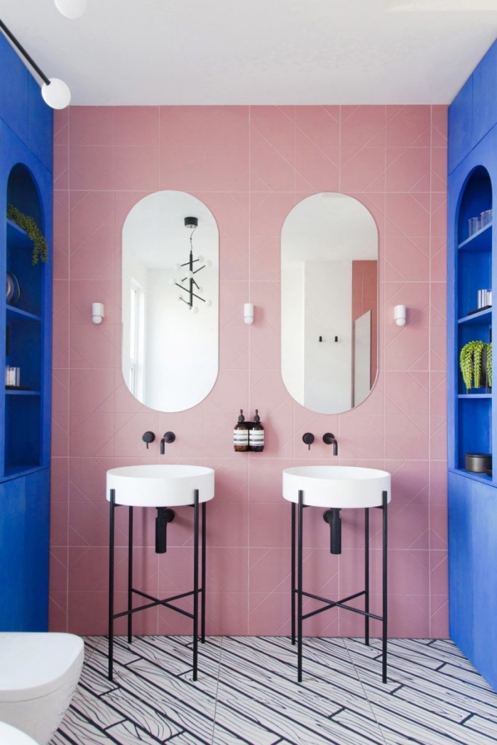 idée couleur wc originale, modèle de carrelage mural de nuance rose combinée avec meuble lavabo toilette en blanc et noir mat