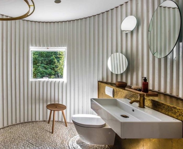 deco toilette zen avec éclairage moderne, exemple aménagement toilettes avec cuvette suspendue et meuble bois