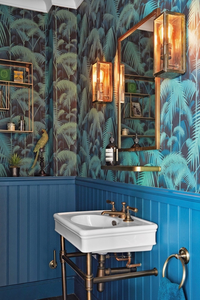 deco toilettes originales, modèle de papier peint motifs feuilles monstera en vert et noir, idée éclairage style indsutriel