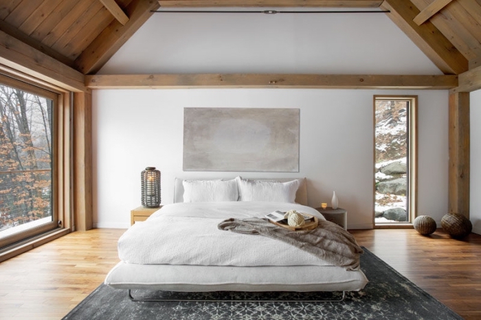 aménagement de combles, idée déco chambre cocooning en blanc et bois avec objets décoratifs en nuances de gris