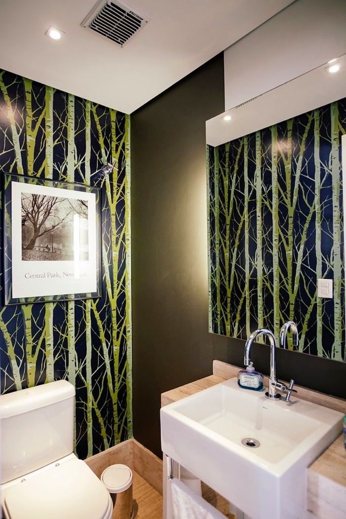 déco wc zen avec peinture vert et papier peint à effet bambou, meuble lavabo toilette moderne en blanc et bois clair