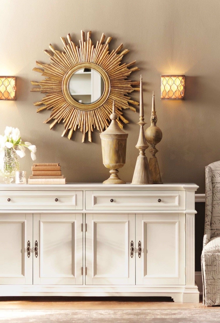 design salon luxueux aux murs gris clair avec plancher bois et meubles bois blanc, modèle de miroir salon forme ovale