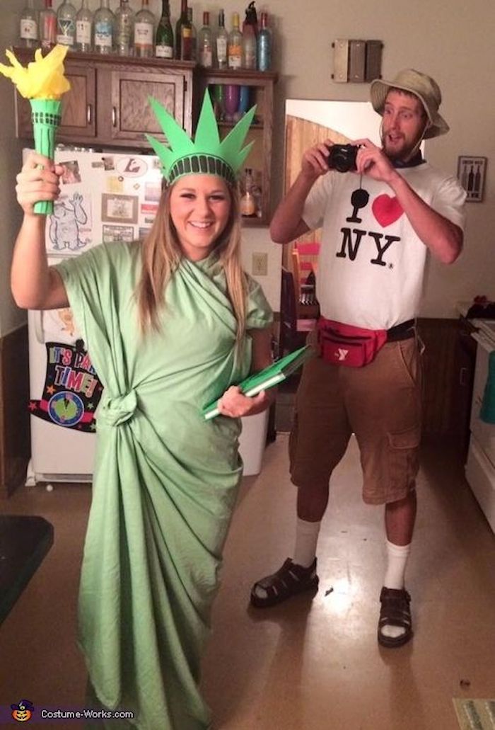 Touristes à New York idée costume halloween facile, déguisement drôle pour couple, la statue de la liberté et le touriste qui prend des photos