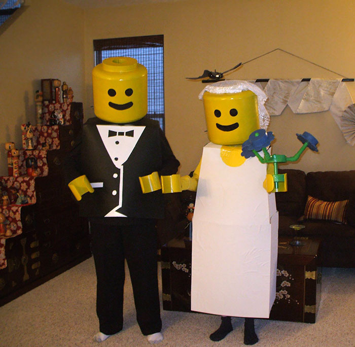 Mariage Lego accessoire halloween, costume pour la fete simple diy, homme en costume et femme en robe de marié carré avec tete ronde jaune comme un Lego figurine 