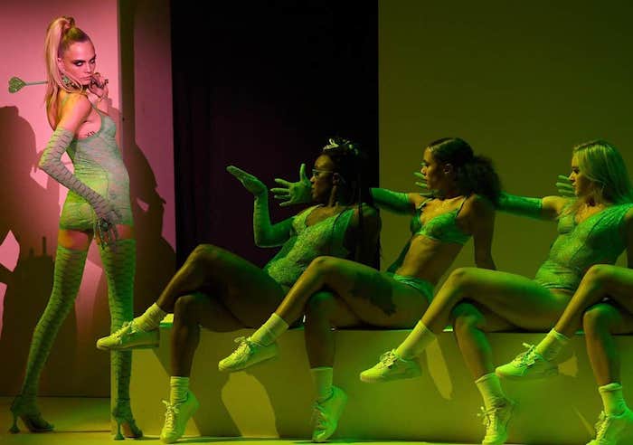 Cara Delevingne et Bella Hadid faisaient partie des mannequins invités par Rihanna pour son défile Savage X Fenty à la Fashion Week de New-York