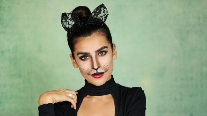 déguisement célébrité en chat noir pour Halloween, idée makeup facile pour femme Halloween, deguisement chat