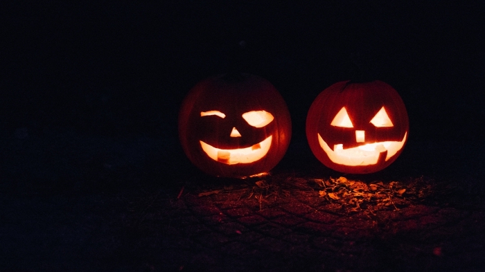 sculptures-effrayantes-en-citrouilles-jack-o-fabrication-lanternes-halloween-idée-fond-d-écran-noir-pour-fête-octobre-halloween diy lanternes sculptées pour la fête de Halloween, idée activité manuelle facile, image halloween avec citrouilles Halloween