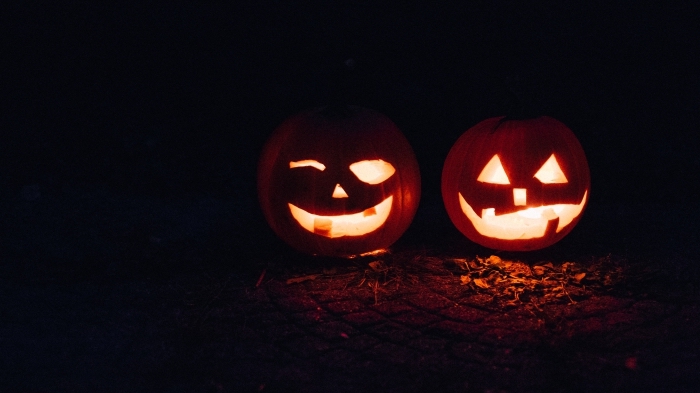 diy lanternes sculptées pour la fête de Halloween, idée activité manuelle facile, image halloween avec citrouilles Halloween
