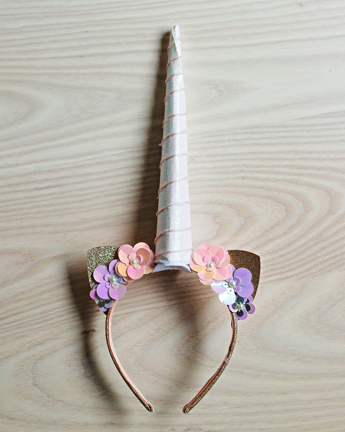 accessoire licorne diy pour cpompléter son déguisement licorne, serre-tête licorne décoré de fleurs en papier