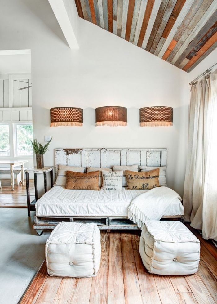 idée renovation interieur, décoration chambre à coucher campagne chic avec meubles bois et diy lit en palettes