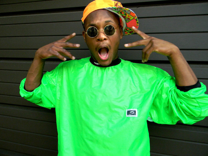 Hip hop style 90, tenue néon t-shirt et chapeau coloré, deguisement serie tv, look année 90, cool tenue à adopter 