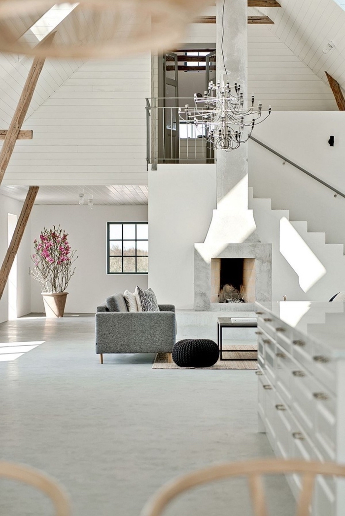 aménagement loft mezzanine à design blanc avec accents bois et accessoires gris, déco salon avec cheminée