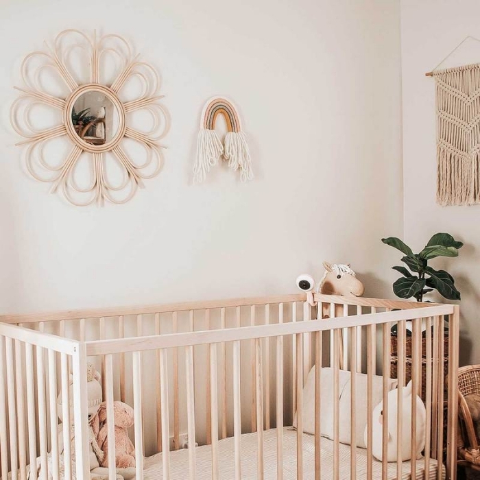 modèle miroir soleil rotin, idée comment décorer une chambre d'enfant de style minimaliste avec objets fait main en fibre végétale et bois