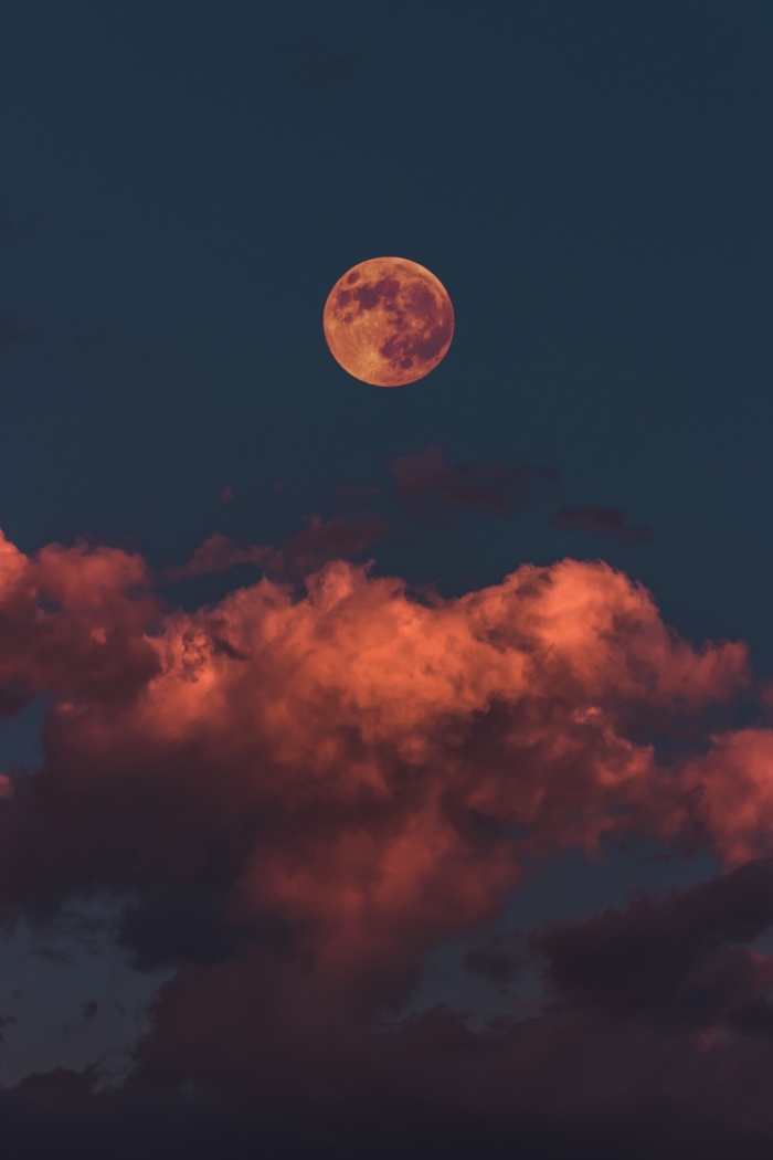 fond ecran halloween pour iphone, idée photo verrouillage écran avec pleine lune ciel nocturne et nuages rouges