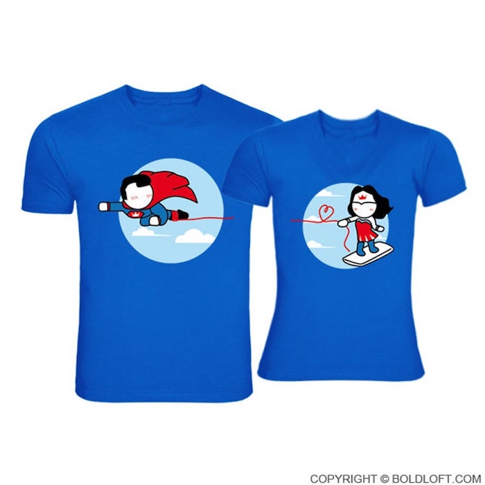 T shirts cadeau couple original, coffret cadeau couple, super man et wonder woman t-shirts bleus 