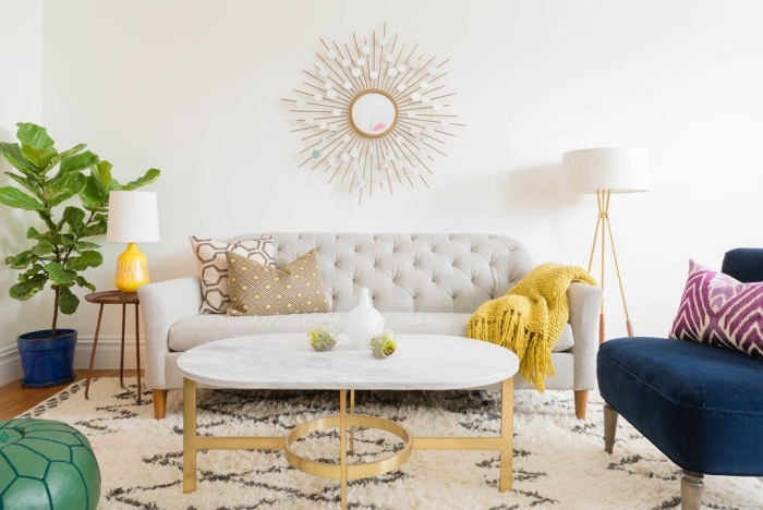 design intérieur style moderne avec accessoires de style jungalow, exemple de miroir soleil doré avec ornements ronds en blanc mat