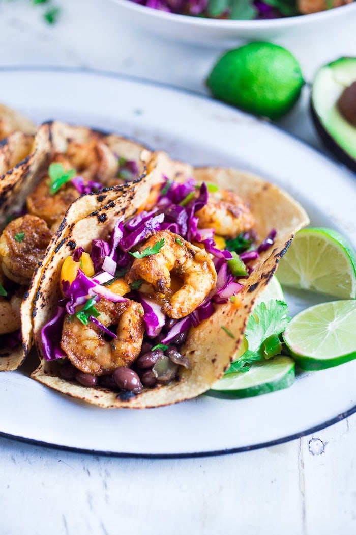 recette équilibrée de tacos maison aux crevettes, aux haricots noirs chou rouge et maïs, plat facile pour un apéro ou barbecue