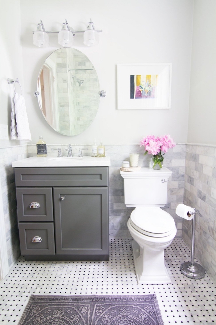 exemple d'amenagement wc en look total blanc avec meuble lavabo toilette en gris, idée décoration toilette avec accents roses