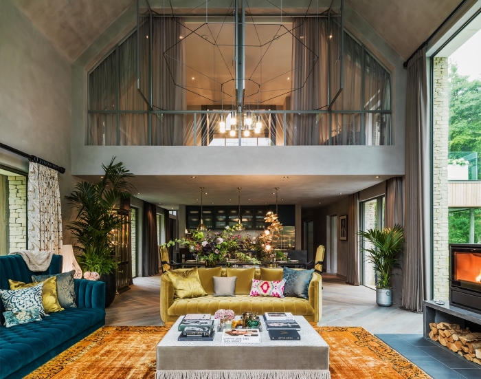 design intérieur style moderne dans un loft mezzanine aux murs ciment et parquet bois gris, déco salon éclectique avec meubles en velours