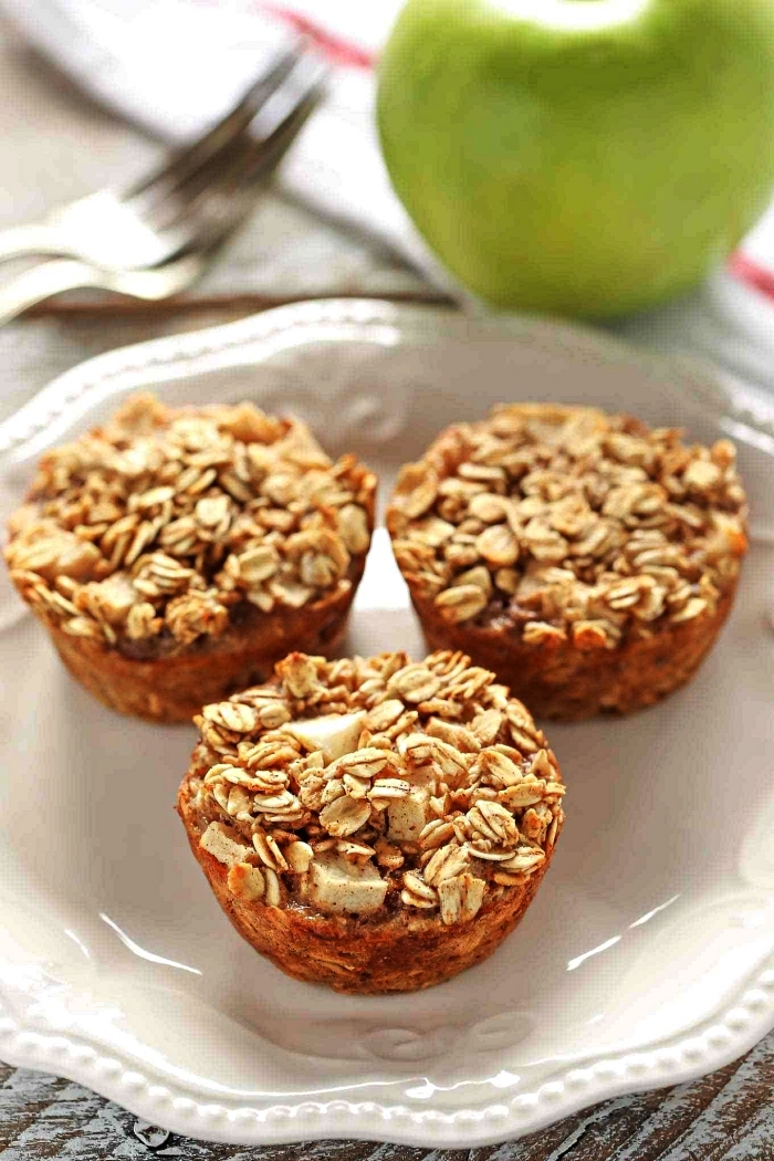 muffins complets aux flocons d'avoine et aux pommes, recette avec des pommes pour le petit-déjeuner ou le dessert