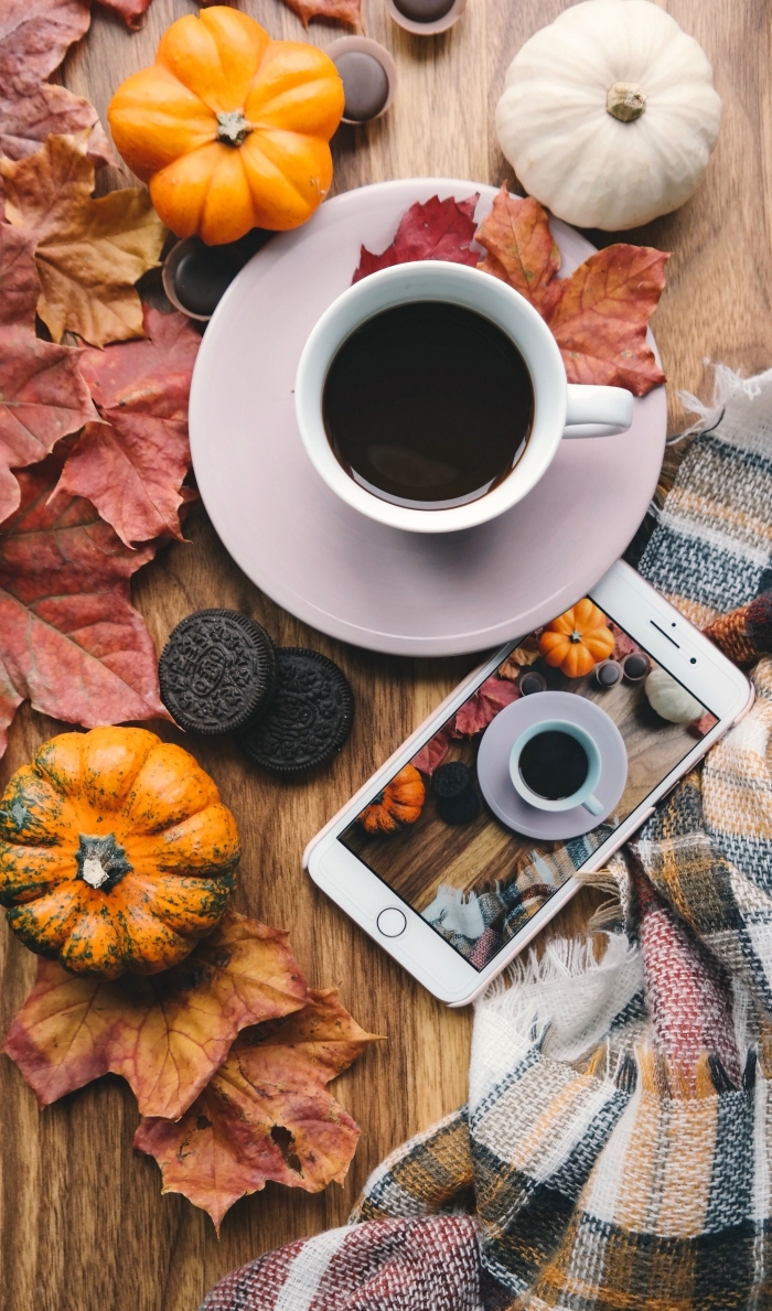 wallpaper iphone avec image automne, fond écran automne avec tasse de café et plaid multicolore à franges