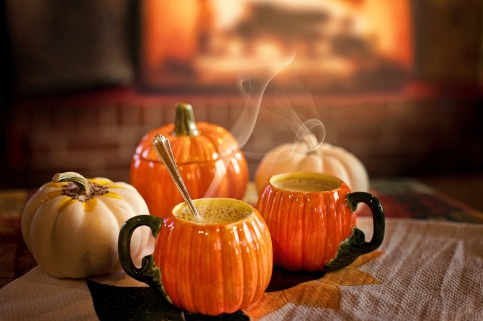 image halloween comme fond écran ordinateur, tasses en formes de citrouilles à boisson chaude pour halloween