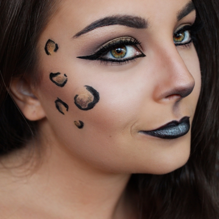 dessiner sur son visage pour faire un maquillage léopard, idée makeup facile dernière minute pour Halloween