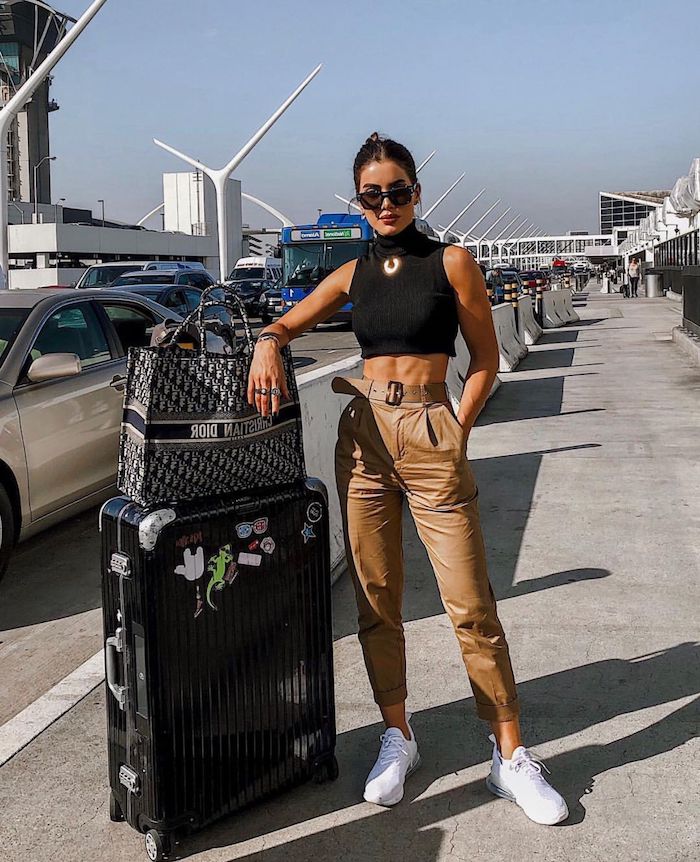 Comment s'habiller pour prendre l'avion, grande valise, femme bien habillée chemisier femme chic tendance 2019-2020, idée tenue moderne