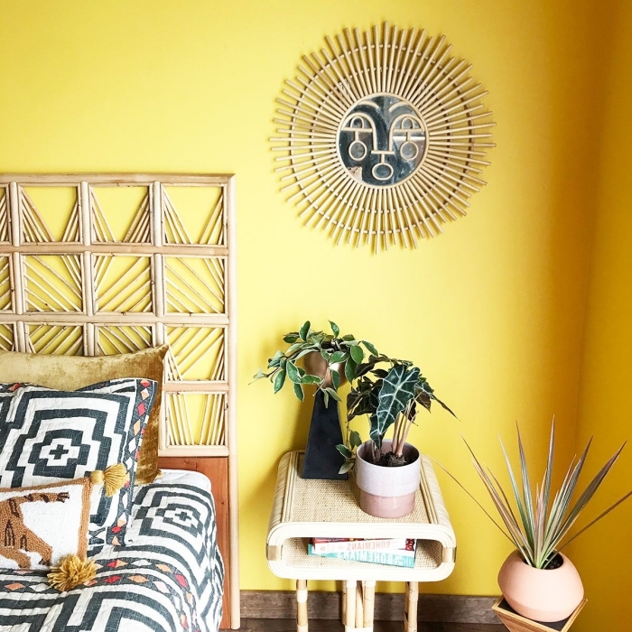 idée peinture murale pour chambre de style jungalow aux murs jaunes, modèle de miroir osier en forme soleil