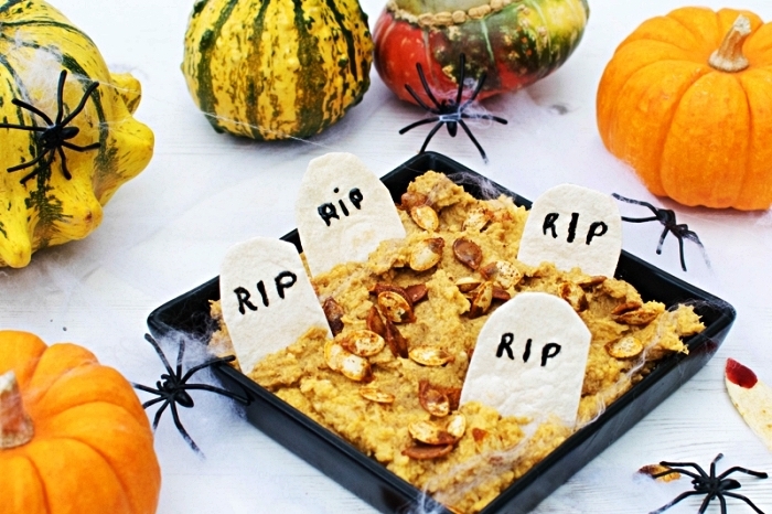cimetière d'halloween en trempette aux graines de citrouilles avec chips tortillas en pierres tombales, recette d'halloween effrayante pour le buffet thématique
