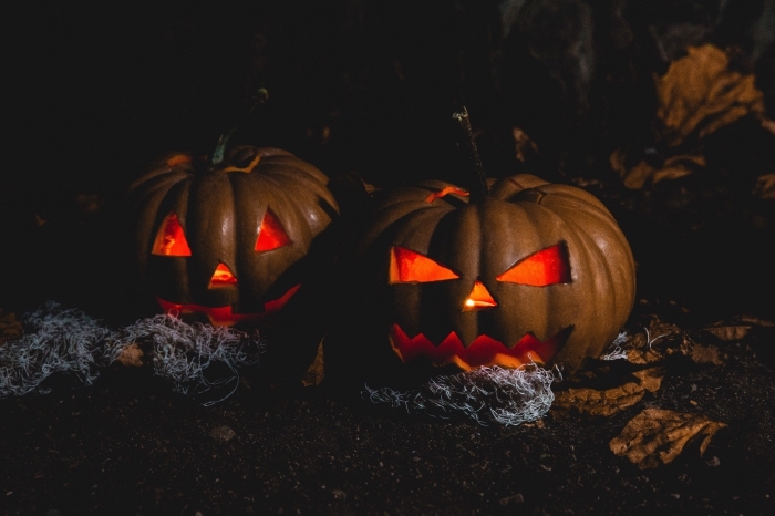 wallpaper-ordinateur-effrayant-pour-la-fête-de-halloween-sculpture-citrouille-fond-d-écran-noir-jack-o-lanterne-halloween idée fond d écran horreur pour ordinateur, modèle de citrouille sculptée DIY avec bougie, activité manuelle Halloween