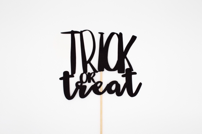 wallpaper-ordinateur-image-halloween-avec-question-halloween-des-bonbons-ou-un-sort-bâton-bois-lettres-papier-noir quel fond ecran halloween pour ordinateur, wallpaper PC avec lettres des bonbons ou du sort pour halloween