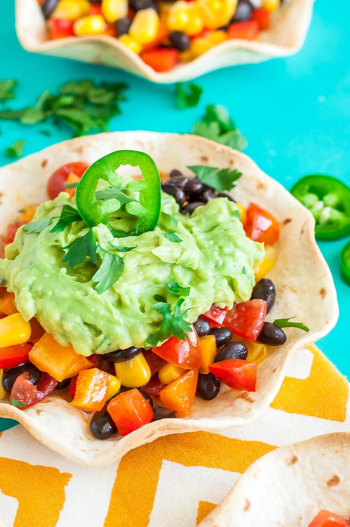 recette tacos maison aux légumes frais, haricots noirs et guacamole maison, plat mexicain végétarien