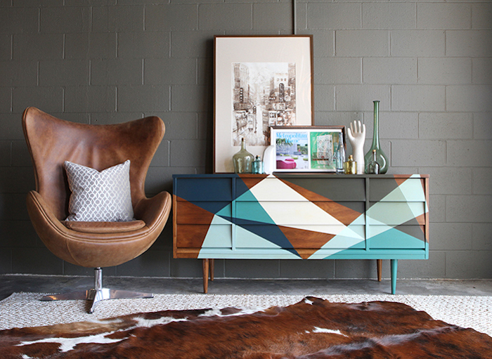 Salon déco simple, fauteuil en cuir brune, peinture meuble bois, relooking meuble bois, idée peinture meuble coloré géométrique 