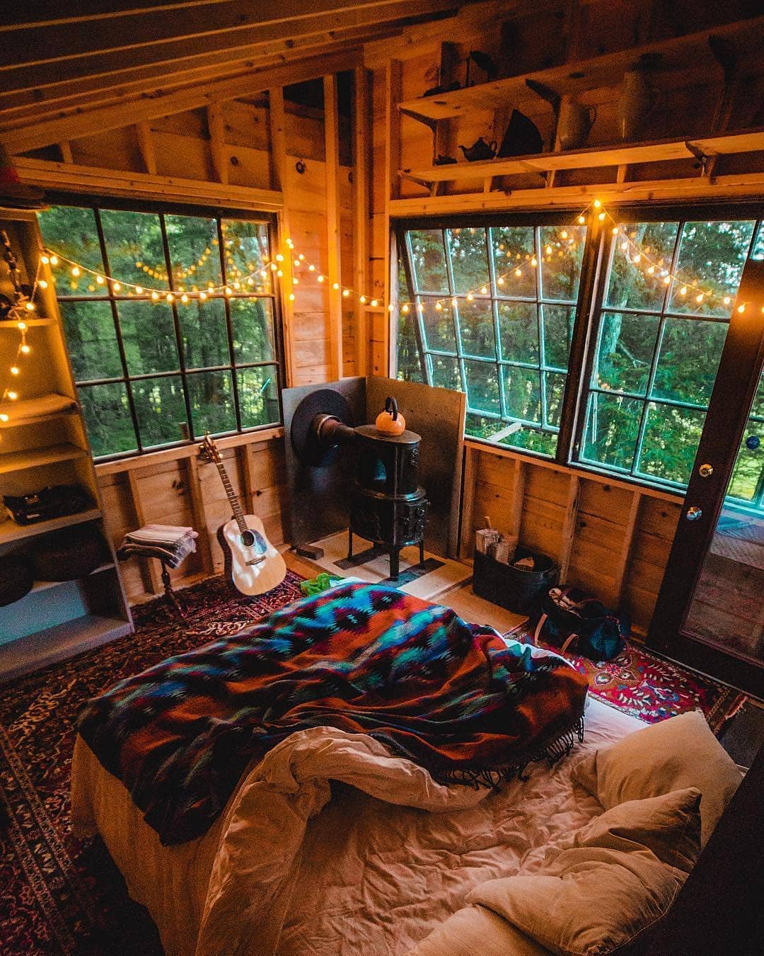 Guirlande lumineuse intérieur chalet bois, lit grand avec couverture hippie chic déco chalet montagne, cool idée comment décorer une chambre à coucher cosy