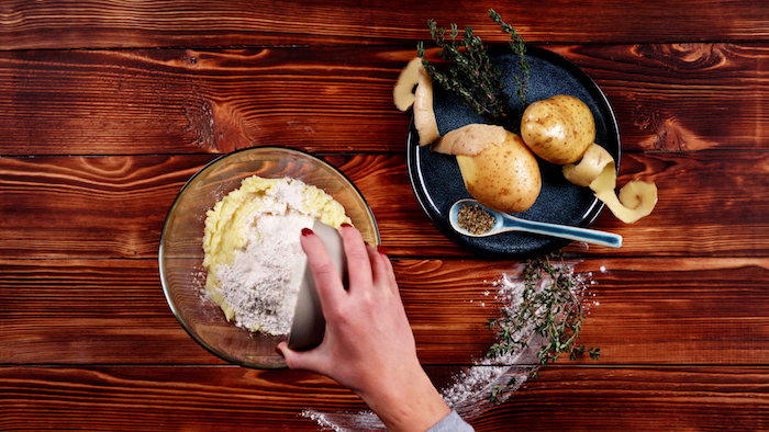 ajouter la farine de riz aux pommes de terre pour faire recette rosti maison galettes farcies originales pour repas léger