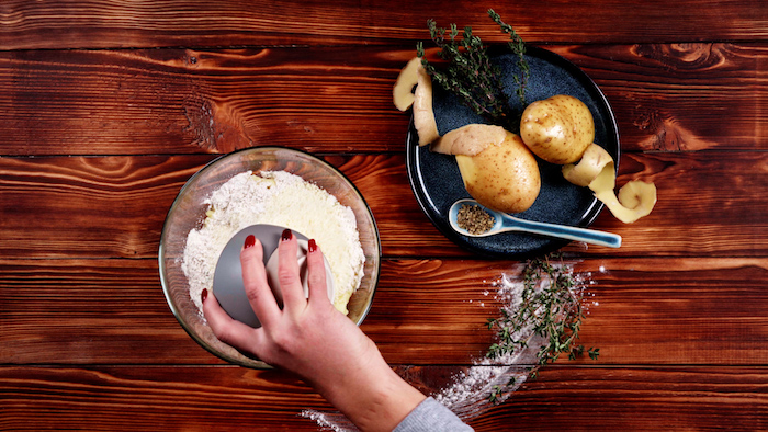 ajouter le parmesan râpé aux pommes de terre et la farine pour faire galettes de pommes de terre farcies
