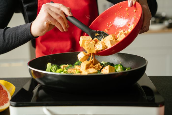 verser le tofu mariné aux brocolis, idee comment faire repas du soir vegan simple et rapide