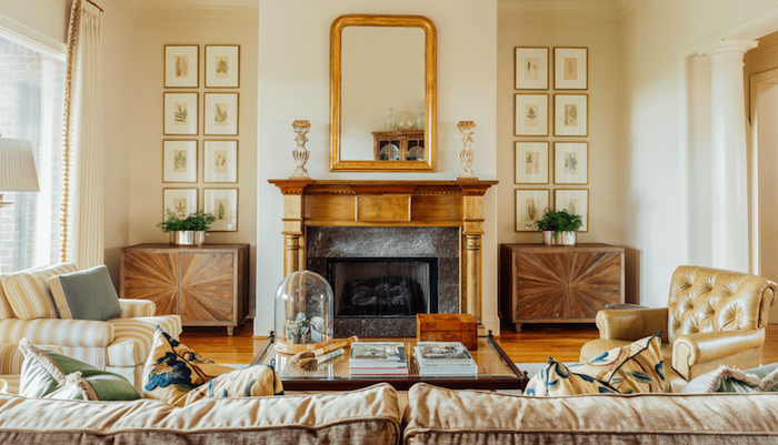 repeindre un mur de salon de couleur ecru, idée cheminée vintage décorative, accents laiton, grand canapé et fauteuils confortables