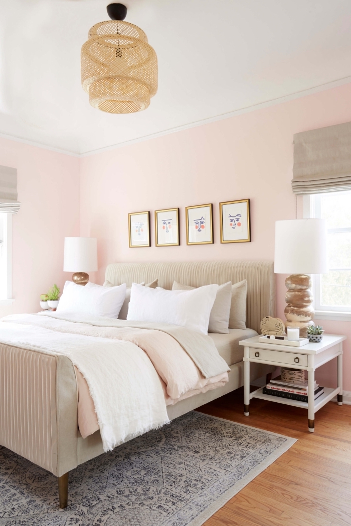 idée chambre gris et rose au plafond blanc avec parquet bois marron et meubles blancs, modèle tête de lit beige