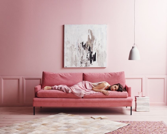design minimaliste dans une chambre rose poudré avec coin de repos aménagé avec canapé rose, idée déco féminine en nuances de rose