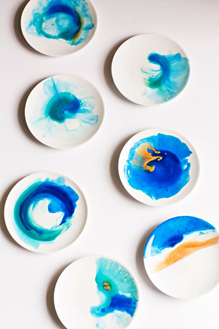 assiettes colorées à l'aquarelle aux nuances du bleu, techniques de peinture pour personnaliser sa vaisselle 