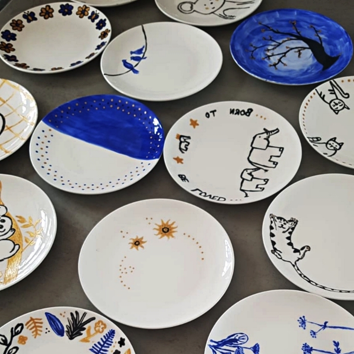 assiettes en céramique blanches décorées avec de la peinture à porcelaine, peindre sur des assiettes blanches