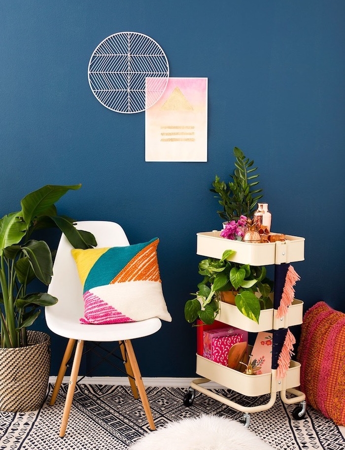 customiser meuble avec pompons à franges, idée comment relooker une desserte rangement livres, accessoires et plantes dans un salon boheme