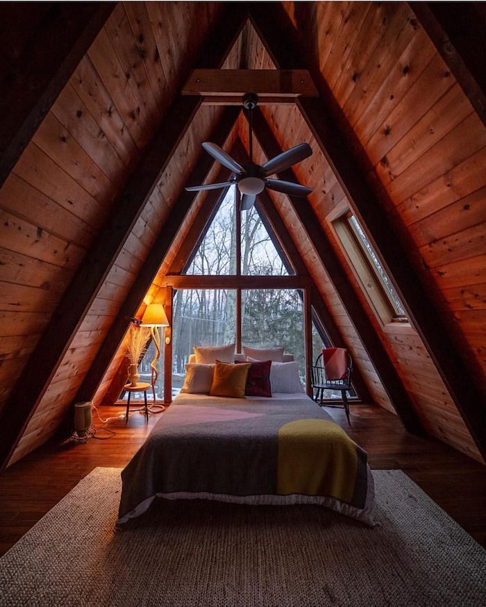 Quelle decoration montagne chalet, idée interieur chalet, chambre à coucher sous comble avec belle vue