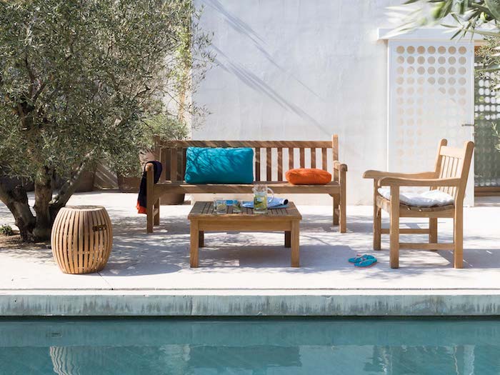 Banc en bois et table basse salon de jardin design, idée terrasse avec piscine, arbre olivier 