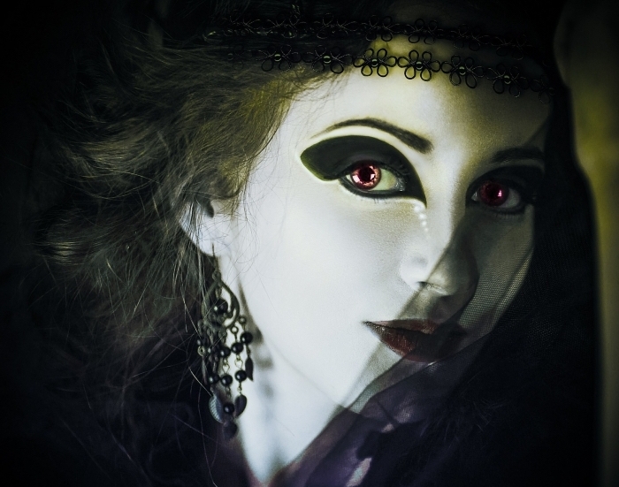 idée pour un maquillage vampire à teint blanc et fards à paupières noirs, look Halloween en déguisement vampire