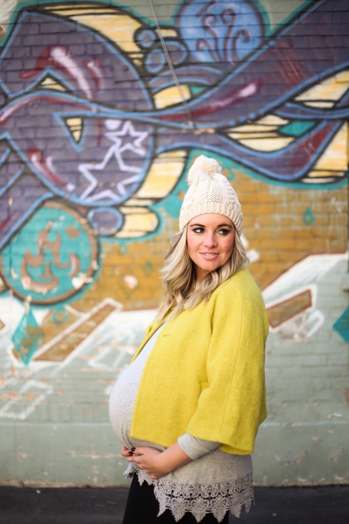 mode femme enceinte hiver 2019, tenue femme grossesse en blouse grise avec gilet jaune, idée vetement grossesse matières douces